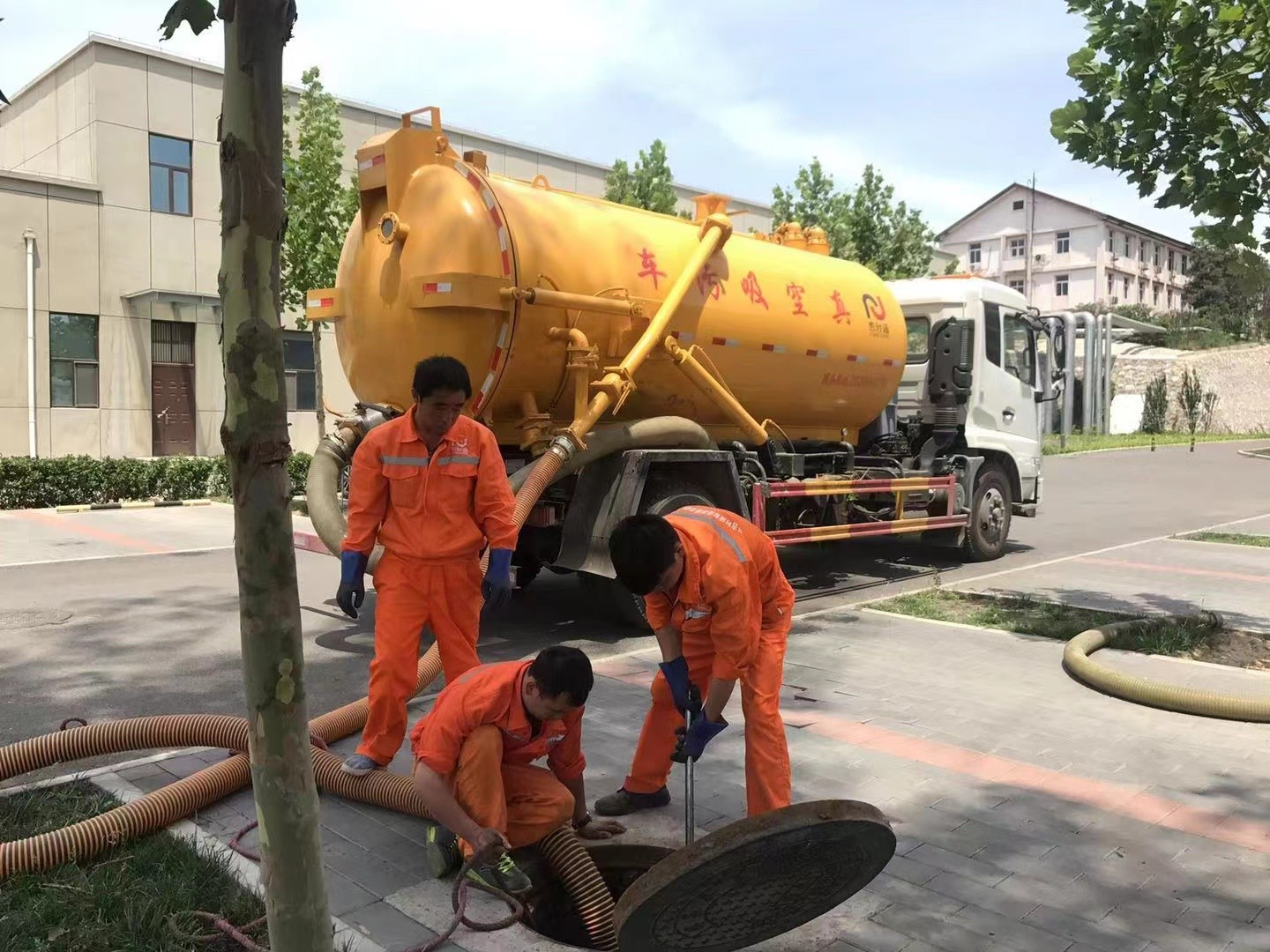 丰县管道疏通车停在窨井附近